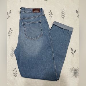 Hollister Ultra High-Rise Mom Jeans